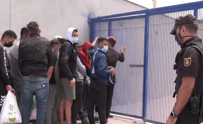 Spania spune că a trimis înapoi în Maroc peste 6.500 din cei 8.000 de migranţi ajunşi în Ceuta