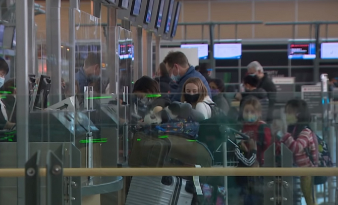 Transporatorii aerieni: „Testarea PCR crește costul călătoriilor, guvernele ar trebui să le finanțeze”
