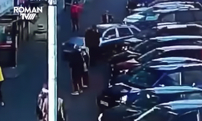 Trei persoane, aflate pe un trotuar, spulberate de o mașină 