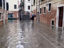 Italia. Veneția este din nou inundată. Mareea adusă din larg a atins aproape un metru înălţime