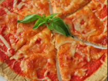 Pizza cu ton, fără aluat. Un deliciu culinar din trei ingrediente. O felie are 250 de calorii