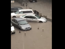 Potop în România. Zeci de maşini, luate de apă pe străzi 