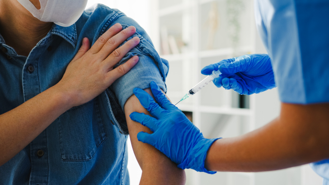 Aproape 25% dintre românii eligibili s-au vaccinat anti-COVID. Baciu: „Virusul va rămâne cu noi”