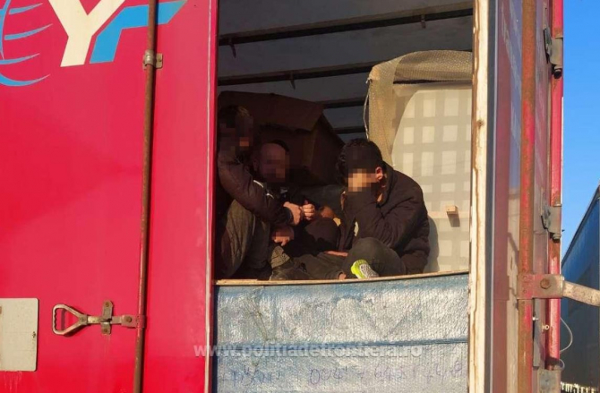 Automarfar, condus de un șofer turc, oprit în vama Borș. Era încărcat cu mobilă și cu pasageri ilegali 