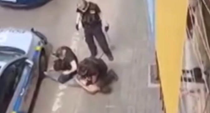 Cehia. Un bărbat de etnie romă, mort după ce polițistul i-a pus genunchiul pe gât - VIDEO