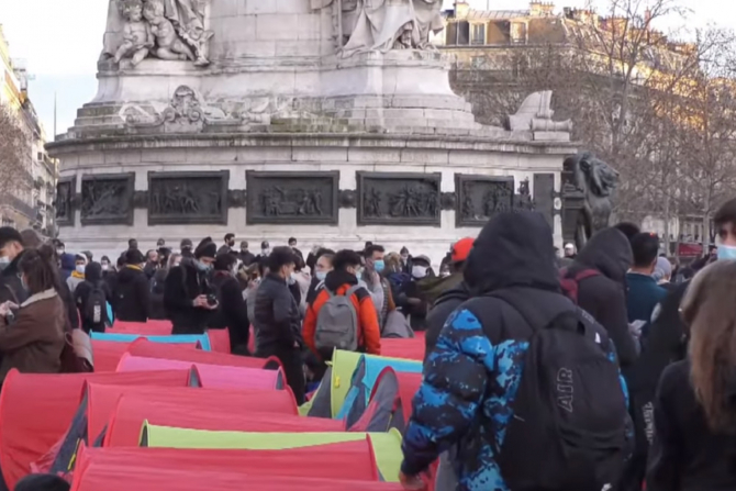 Franţa. Sute de corturi, instalate în faţa Primăriei din Paris de migranţi fără adăpost