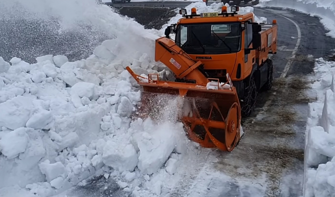 Iarnă în toată regula în România: Zăpada măsoară chiar și opt metri - VIDEO