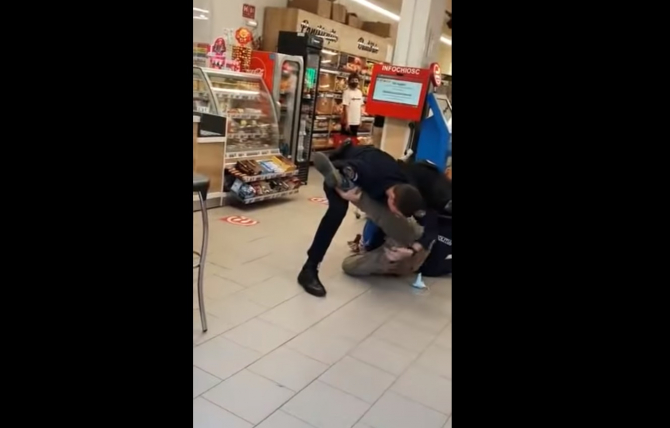 Român amendat și cu dosar penal, după ce a intrat în magazin cu un cuțit și fără mască de protecție - VIDEO