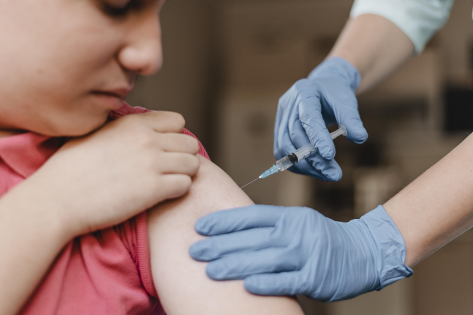 România, prima țară din UE care vaccinează copiii