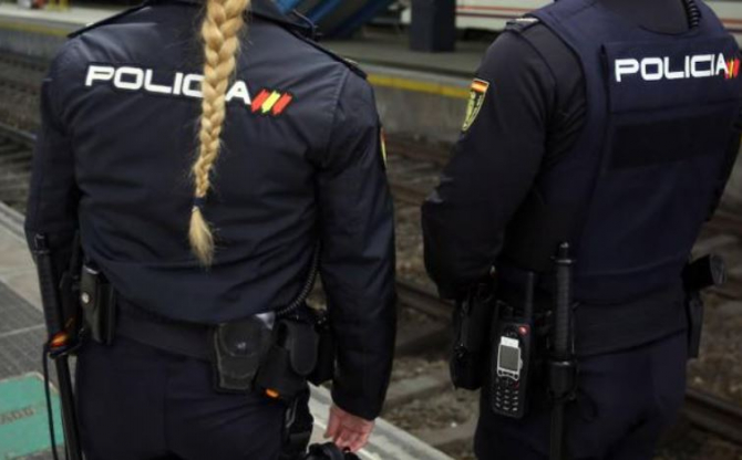 Spania. Trei români, arestați, după ce au sustras roata unui vehicul. Mașina lor era burdușită cu ceasuri și bijuterii furate 