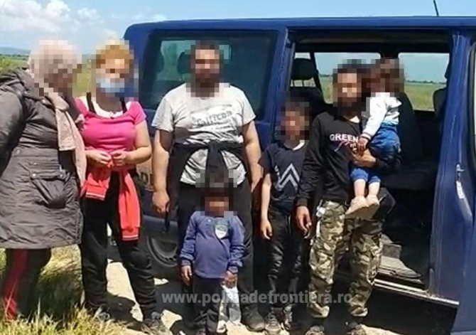 Trei copii și cinci adulți, surprinși cum traversau, ilegal, Dunărea cu o barca gonflabilă 