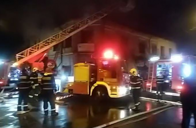 Un bărbat și-a pierdut viața, într-un incendiu în București. Alte patru persoane au ajuns la spital 