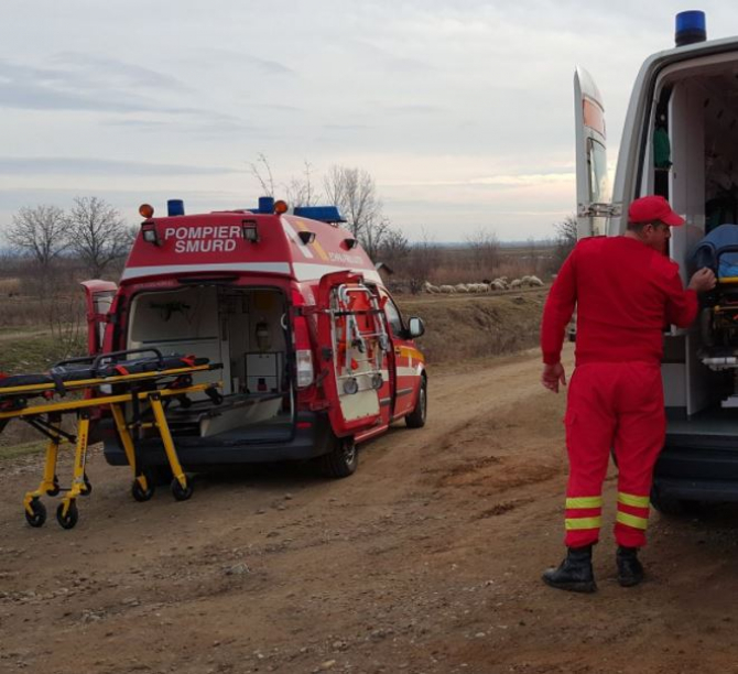 Un șofer român, în stare gravă, după ce mașina pe care o conducea a căzut într-un canal cu apă, în Olt