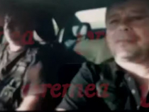 Doi poliţişti locali din Bârlad s-au filmat cântând manele la volan. „Să se bălăcească fata“