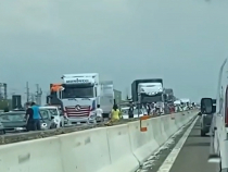 Italia. Zeci de mașini cu parbrizele sparte pe o autostradă, după o grindină puternică - VIDEO