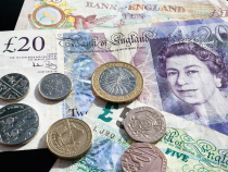 Lira sterlină atinge un minim record după planurile de reducere a impozitelor