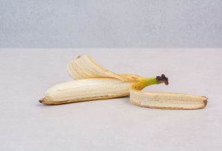 Amestecă o coajă de banană cu bicarbonat de sodiu. Efectul miraculos pentru pielea ta!