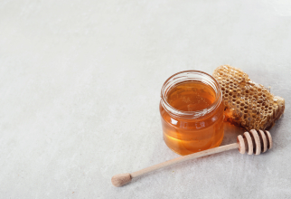 Amestecă o lingură de miere cu două albușuri! Este necesar doar o dată pe săptămână 