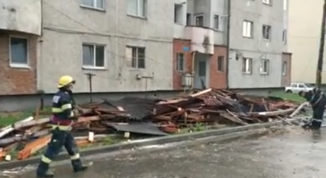 ISU a trimis mesaje RO-Alert: Cod portocaliu de furtună în Bucureşti şi Cod galben de inundaţii în mai multe judeţe  / captura video Mediafax