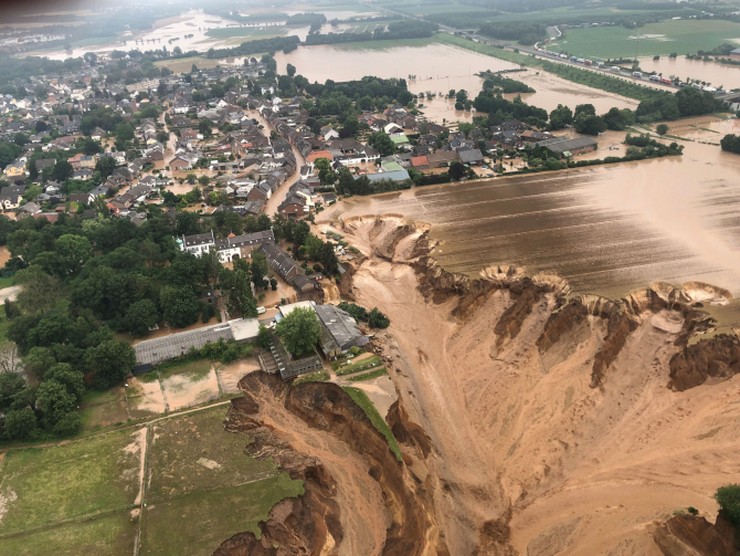 Italia. Alunecare de teren în Lagonegro, zidul de sprijin se prăbușește: șapte familii evacuate, una de români sursa foto:  BezirksregierungKöln / Twitter