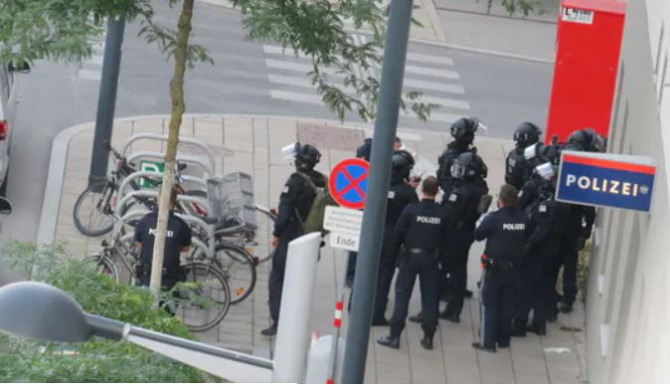 Austria. Un roman a pus pe jar poliția vieneză. Bărbatul a tras cu o arma de la fereastra apartamentului 