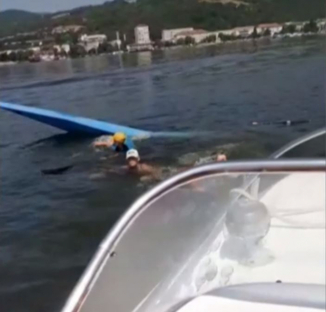 Caiac cu sportivi români, lovit de o barcă de agrement plină cu turiști 