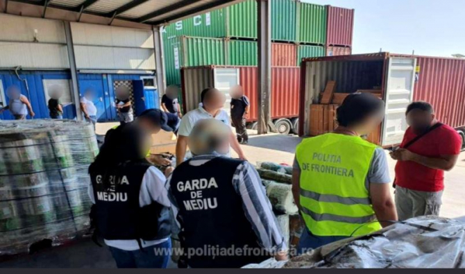 Containere cu peste 60 de tone de deșeuri de plastic amestecat cu carton, descoperite în Portul Constanţa Sud Agigea
