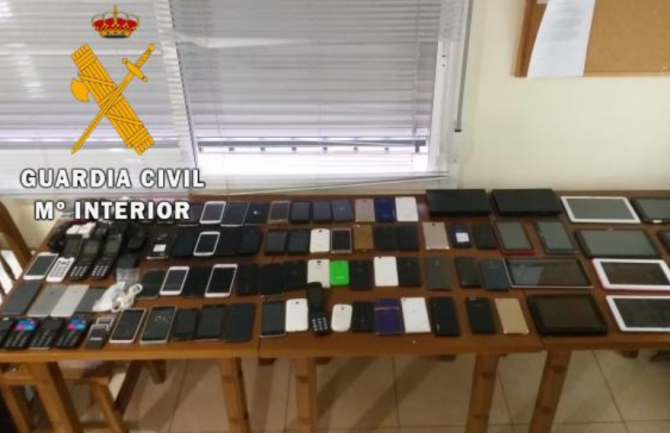 Spania: 13 persoane, dintre care și români au fost acuzați că au cumpărat telefoane mobile furate