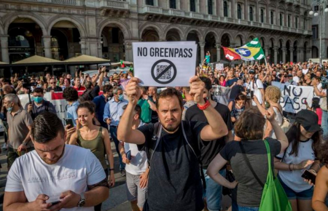 Italia. Proteste în mai multe orașe, împotriva noilor măsuri care afectează persoanele nevaccinate Nu paşaportului sanitar 