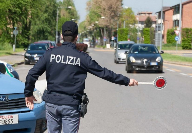 Italia. Român, care trebuia să fie la închisoare, identificat de polițiști în timp ce se plimba cu o mașină