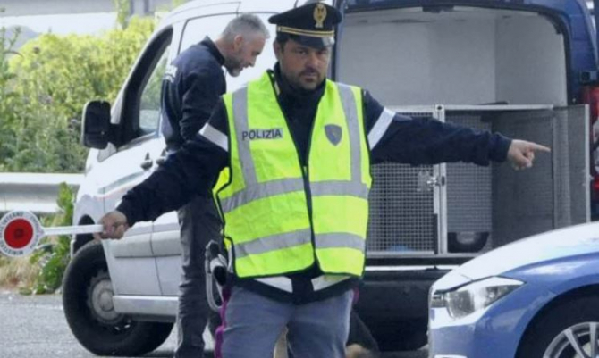 Italia. Un român, căutat în toată Europa, tras pe dreapta de polițiști. Bărbatul vorbea la telefon în timp ce conducea 