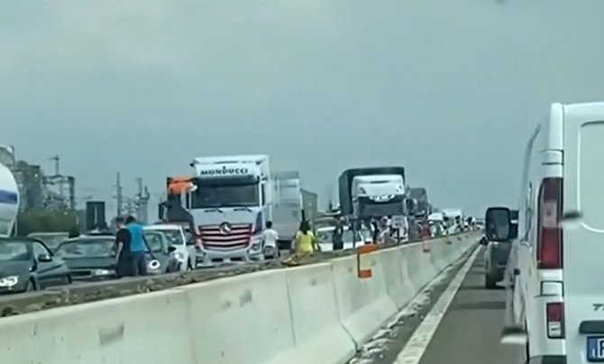Italia. Zeci de mașini cu parbrizele sparte pe o autostradă, după o grindină puternică - VIDEO