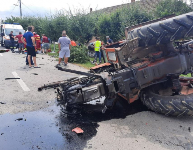 Mașină, spulberată de un tractor în Arad. Două persoane au murit  Sursa - ISU Arad