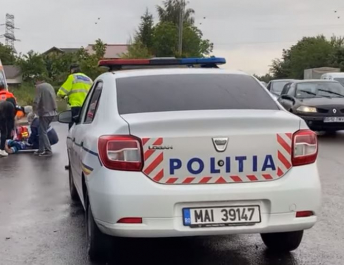 Patru români, printre care 2 copii, accidentate chiar pe trotuar. Șoferul a fugit de la locul faptei 