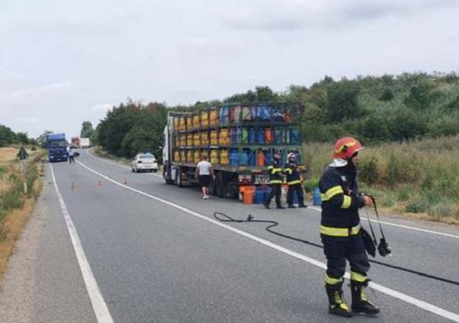 Pericol pe un drum național. 14 butelii cu gaz au căzut dintr-un TIR pe DN 19 în Bihor 