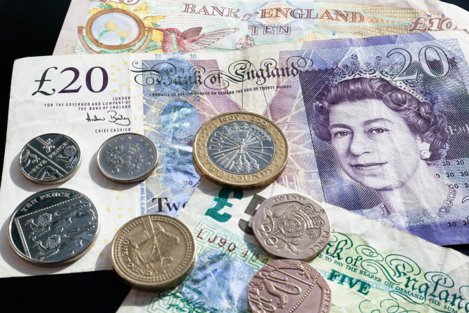 „Ziua libertății” prăbușește lira sterlină. Moneda britanică înregistrează cel mai scăzut nivel din aprilie