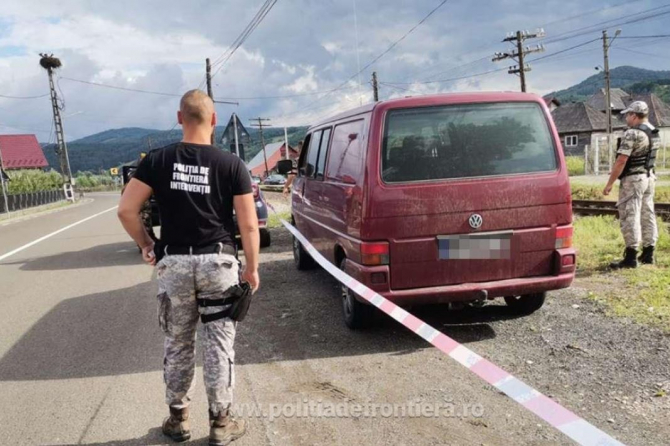 Român, arestat preventiv, după ce a  fost prins cu două grenade şi unsprezece cartuşe în mașină 