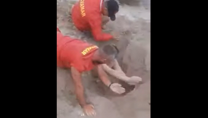 Salvamarii, chemați să scoată un român îngropat de prieteni în nisip până la gât - VIDEO
