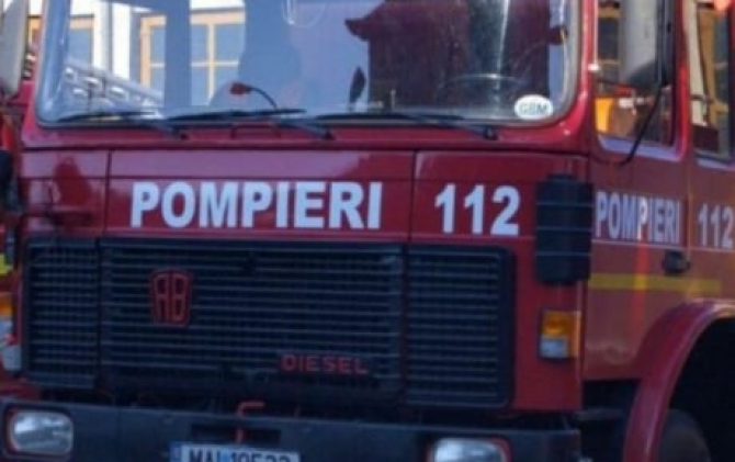 Un depozit cu mobilă deținut de un austriac în Arad, distrus de un incendiu provocat 