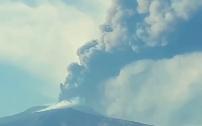 Vulcanul Etna erupe din nou. Aeroportul din Catania se închide - VIDEO
