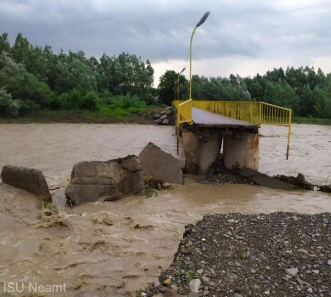 Zeci de familii de români, izolate, după ce un pod a fost rupt de viituri în Neamț Sursa ISU Neamt