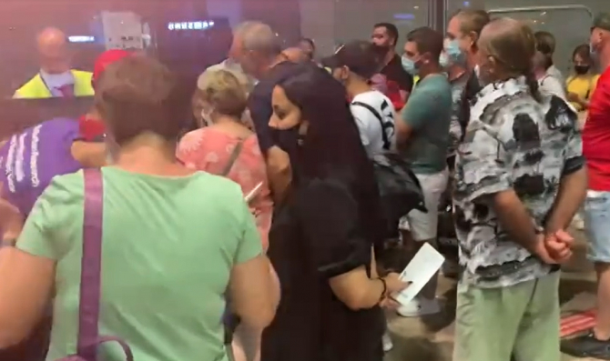 Zeci de români, blocați pe aeroportul din Barcelona: „Ne-au refuzat îmbarcarea. O bătaie de joc!” - VIDEO