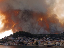 Grecia. Trei călugări au refuzat să fie evacuați din calea flăcărilor violente  Ne sufocăm din cauza fumului