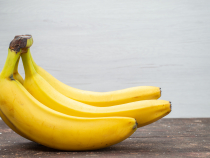 Puneți două banane pasate într-o pungă și băgați piciorul în ea. Rezultat surprinzător!