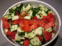 Salată de roşii şi castraveţi, vedeta verii. Oferă-i un gust special cu un ingredient aromat! (sursa foto: Flickr)