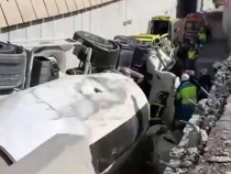 Spania. Mașină, zdrobită de o betonieră care s-a răsturnat. Trei persoane au fost rănite 