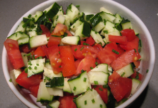 Salată de roşii şi castraveţi, vedeta verii. Oferă-i un gust special cu un ingredient aromat! (sursa foto: Flickr)
