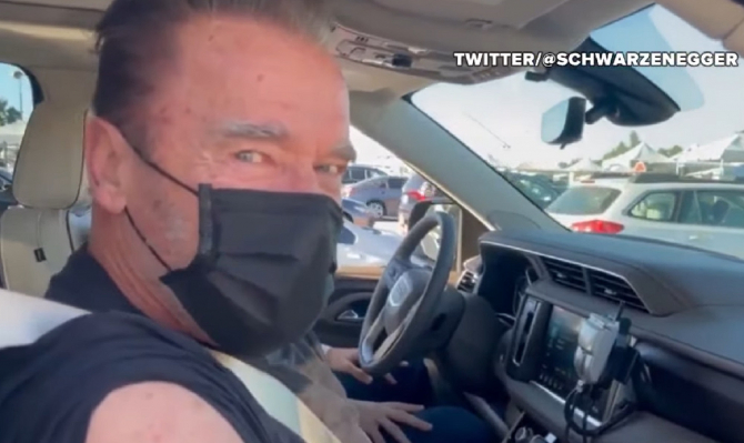 Arnold Schwarzenegger critică persoanele care refuză să poarte măști de protecție: „La naiba cu libertatea”