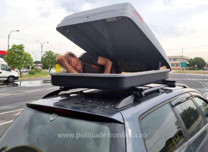 Ascuns în portbagajul de pe plafonul autoturismului, un bărbat a încercat să intre în România. Șoferul ar fi primit o mie de euro pentru cursă 