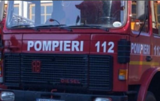Cinci microbuze ale unei firme de transport din municipiul Botoşani, mistuite de un incendiu 